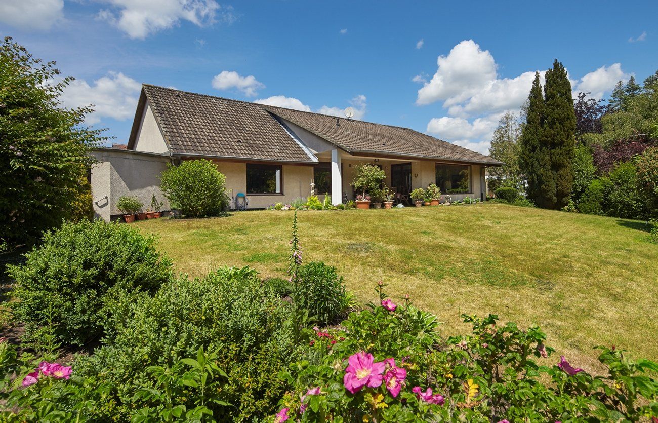 Ein Haus mit einem üppigen grünen Rasen davor