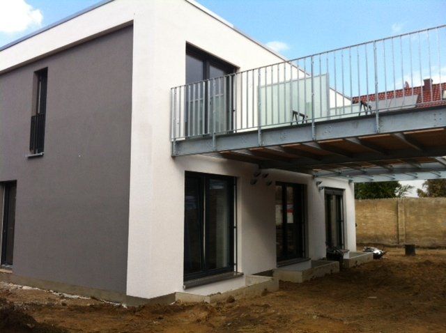 Ein Haus mit einem Balkon darauf