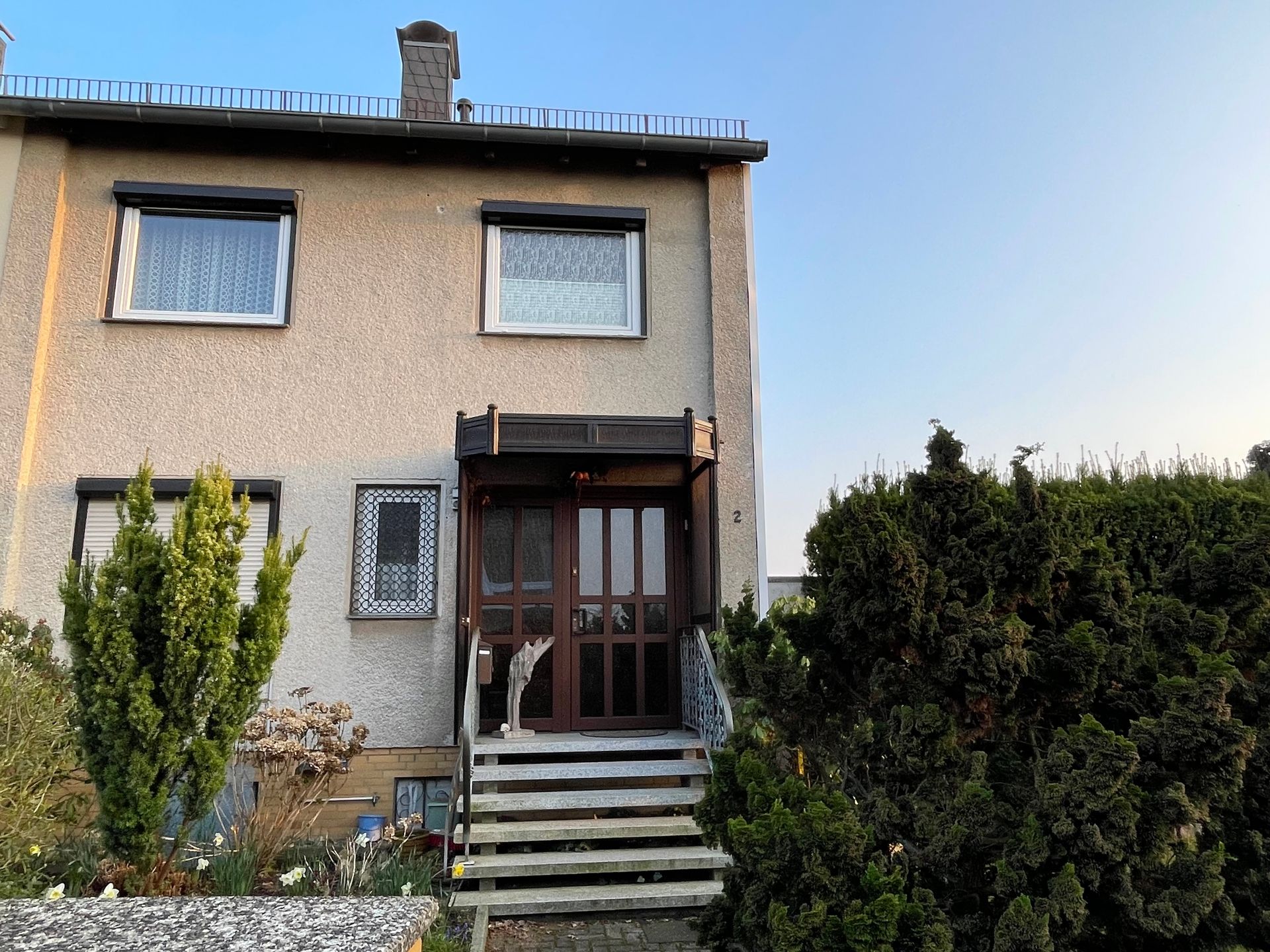 Ein Haus mit einer Treppe, die zur Haustür hinaufführt