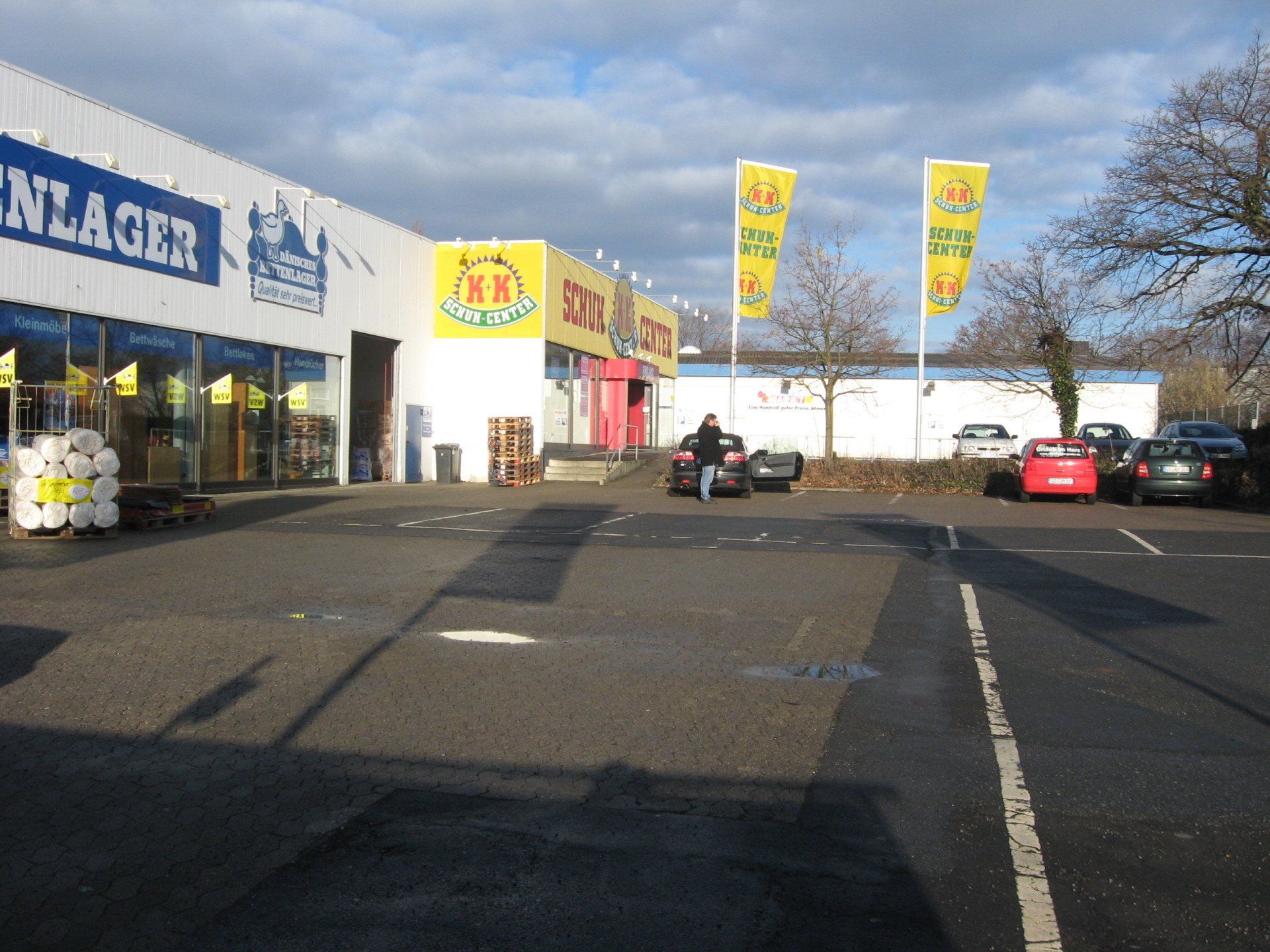 Ein Parkplatz vor einem Geschäft namens Enlager