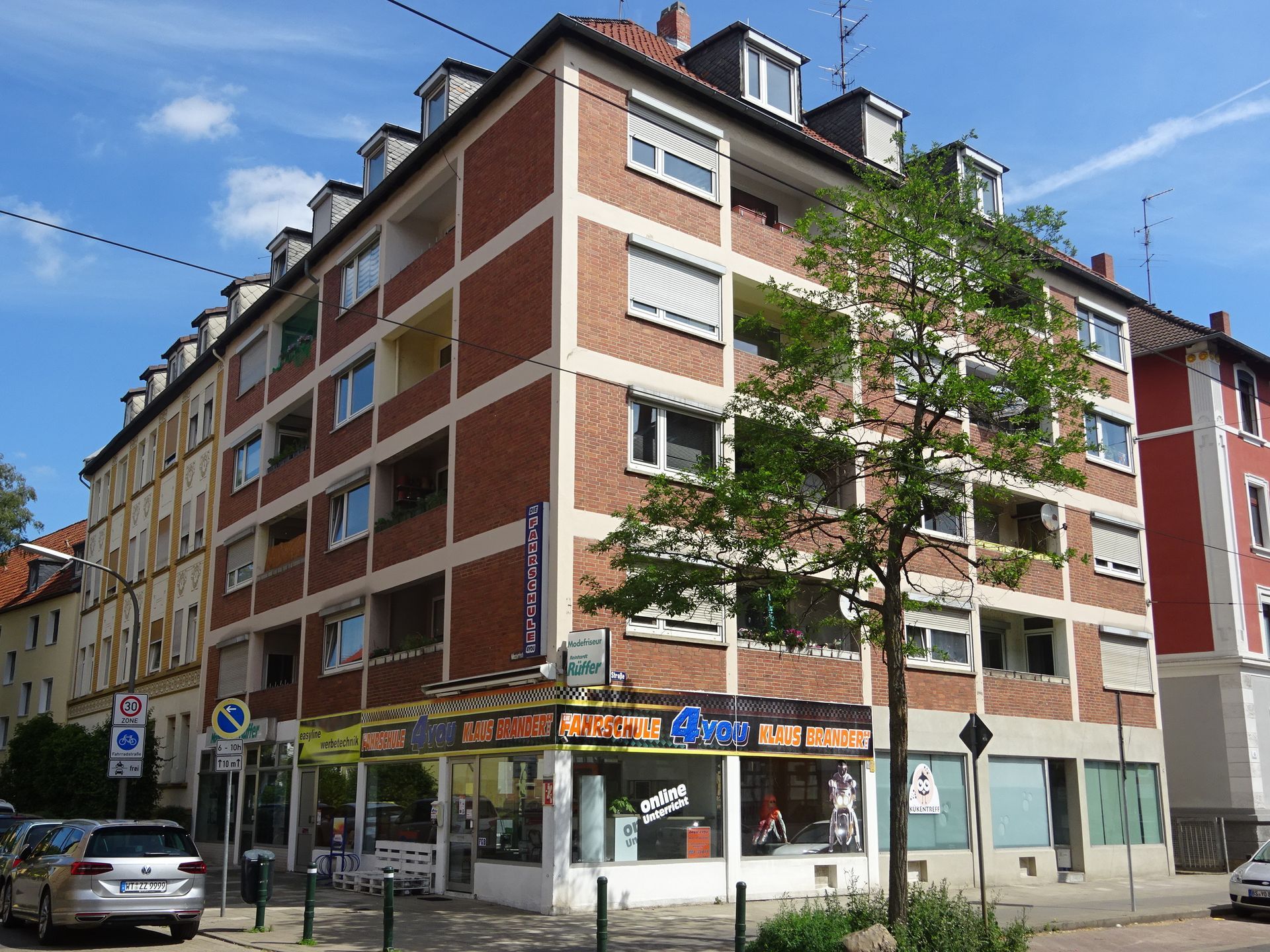 Ein Backsteingebäude mit einem Geschäft davor