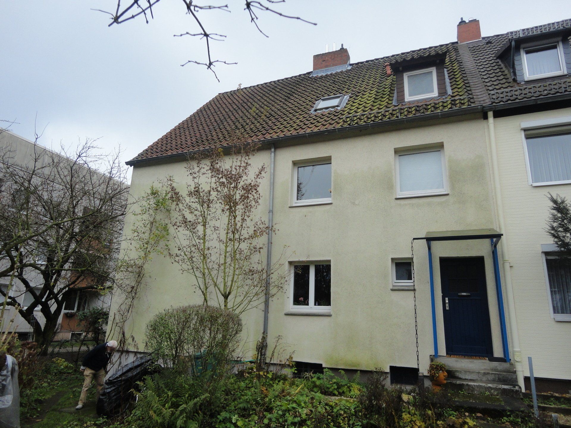 Ein Haus mit vielen Fenstern und einer schwarzen Tür