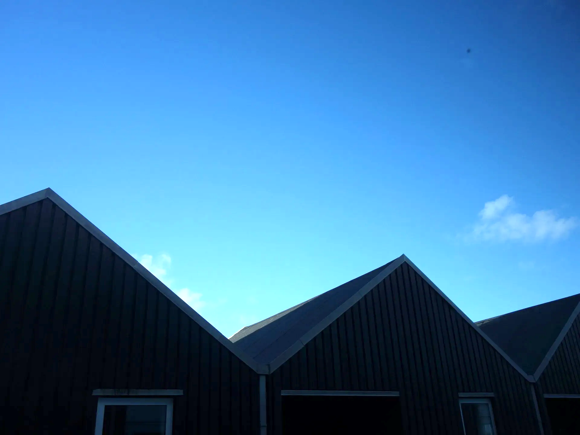 Eine Reihe von Gebäuden mit einem blauen Himmel im Hintergrund