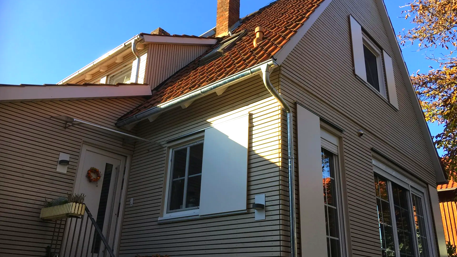 Ein Backsteinhaus mit weißen Fensterläden