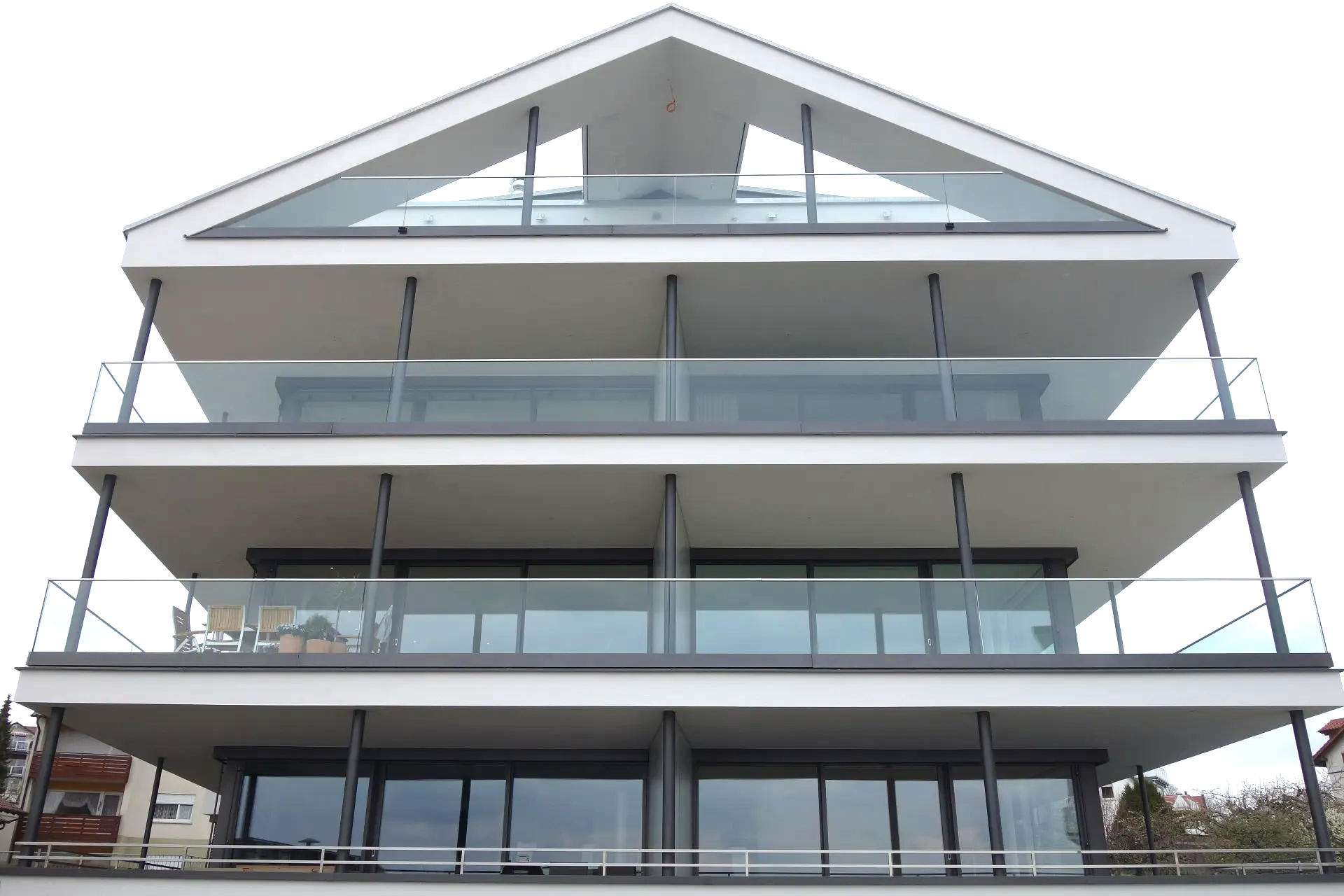 Ein großes Gebäude mit einem dreieckigen Dach und vielen Fenstern