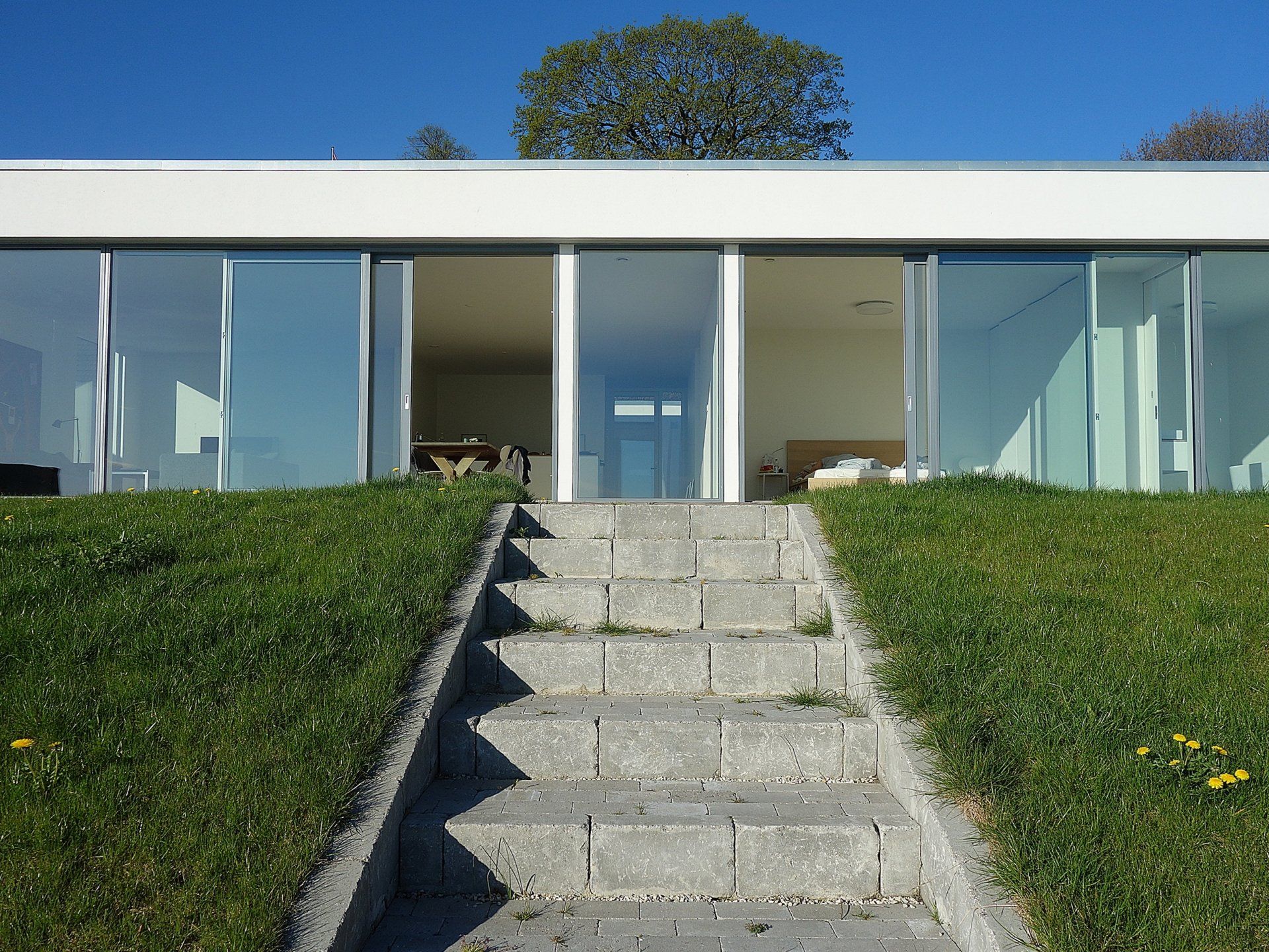 Treppe, die zu einem Haus mit vielen Fenstern führt
