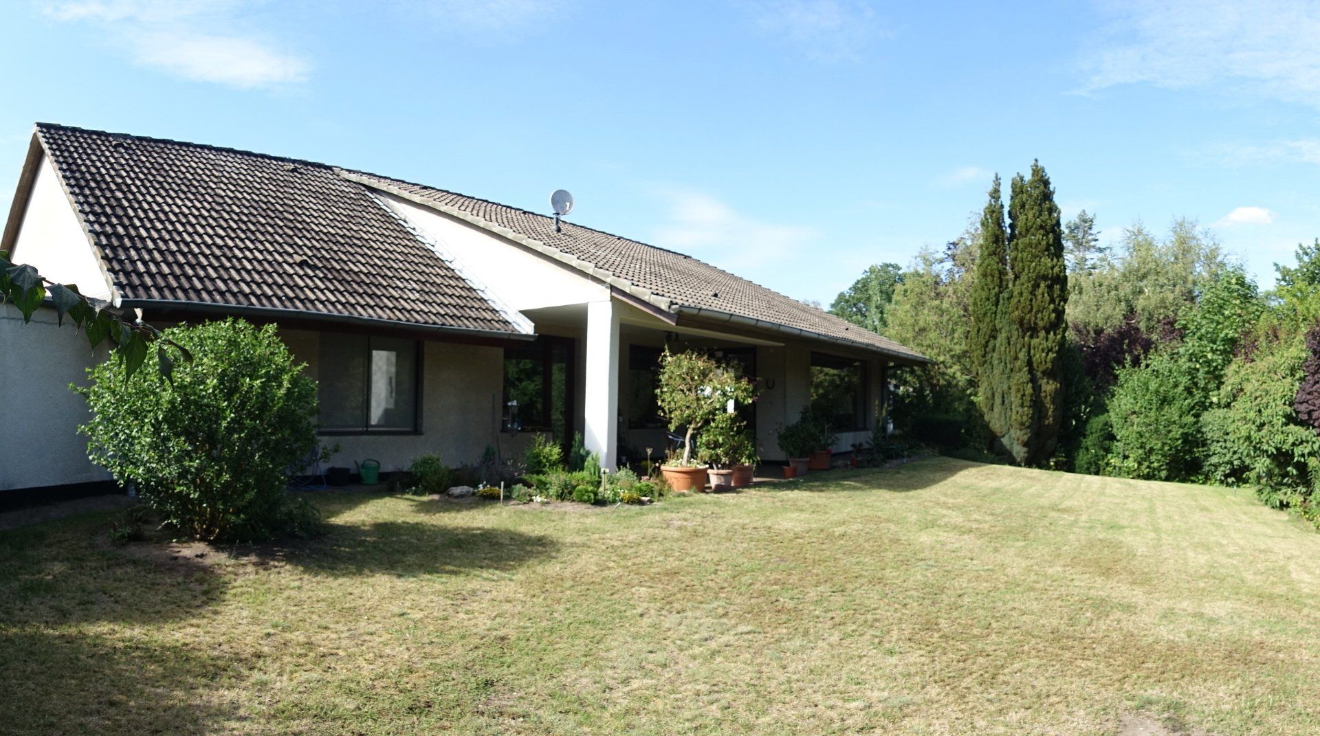 Ein Haus mit einer großen Wiese davor