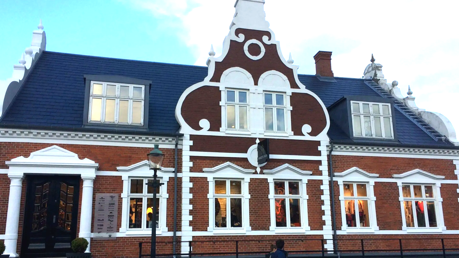 Ein großes Backsteingebäude mit Schieferdach