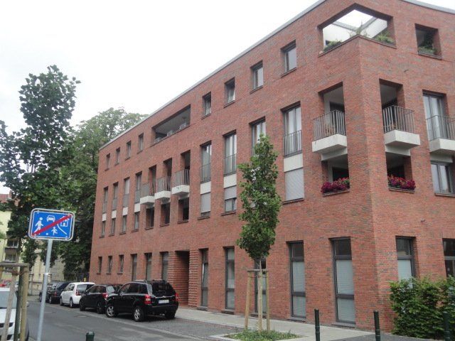 Ein Backsteingebäude mit einem Parkverbotsschild davor