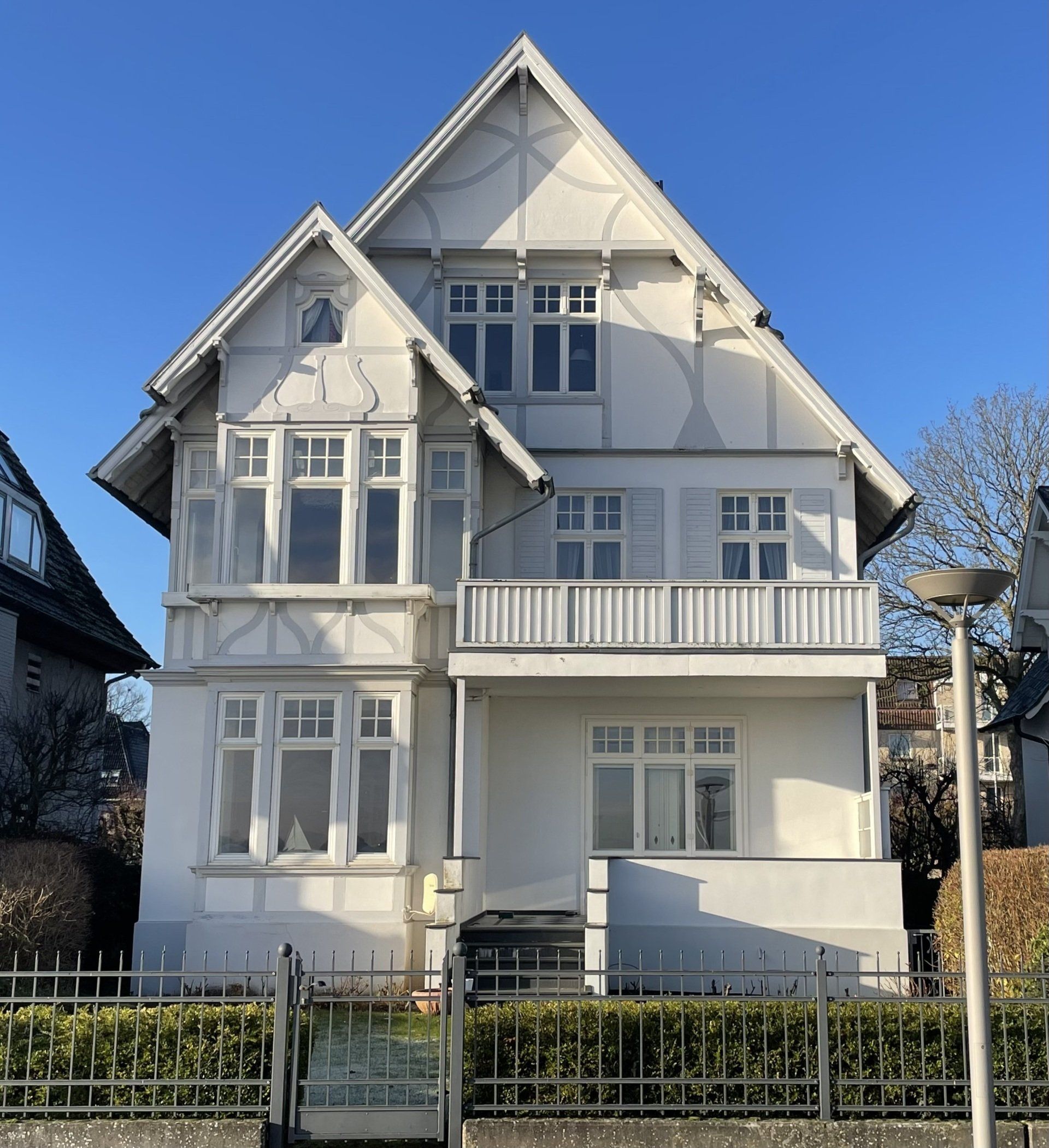 Ein großes weißes Haus mit einem blauen Himmel im Hintergrund