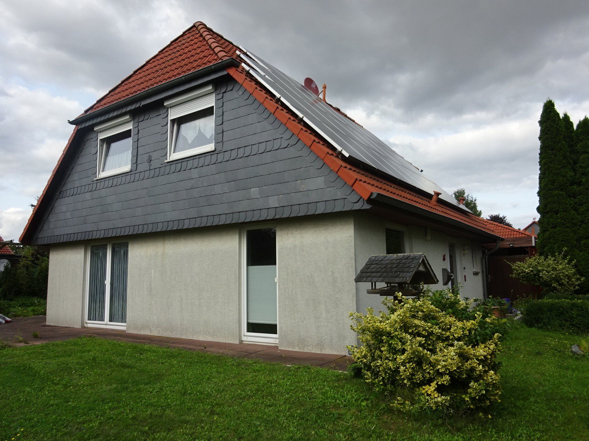 Ein Haus mit einem Vogelhäuschen davor