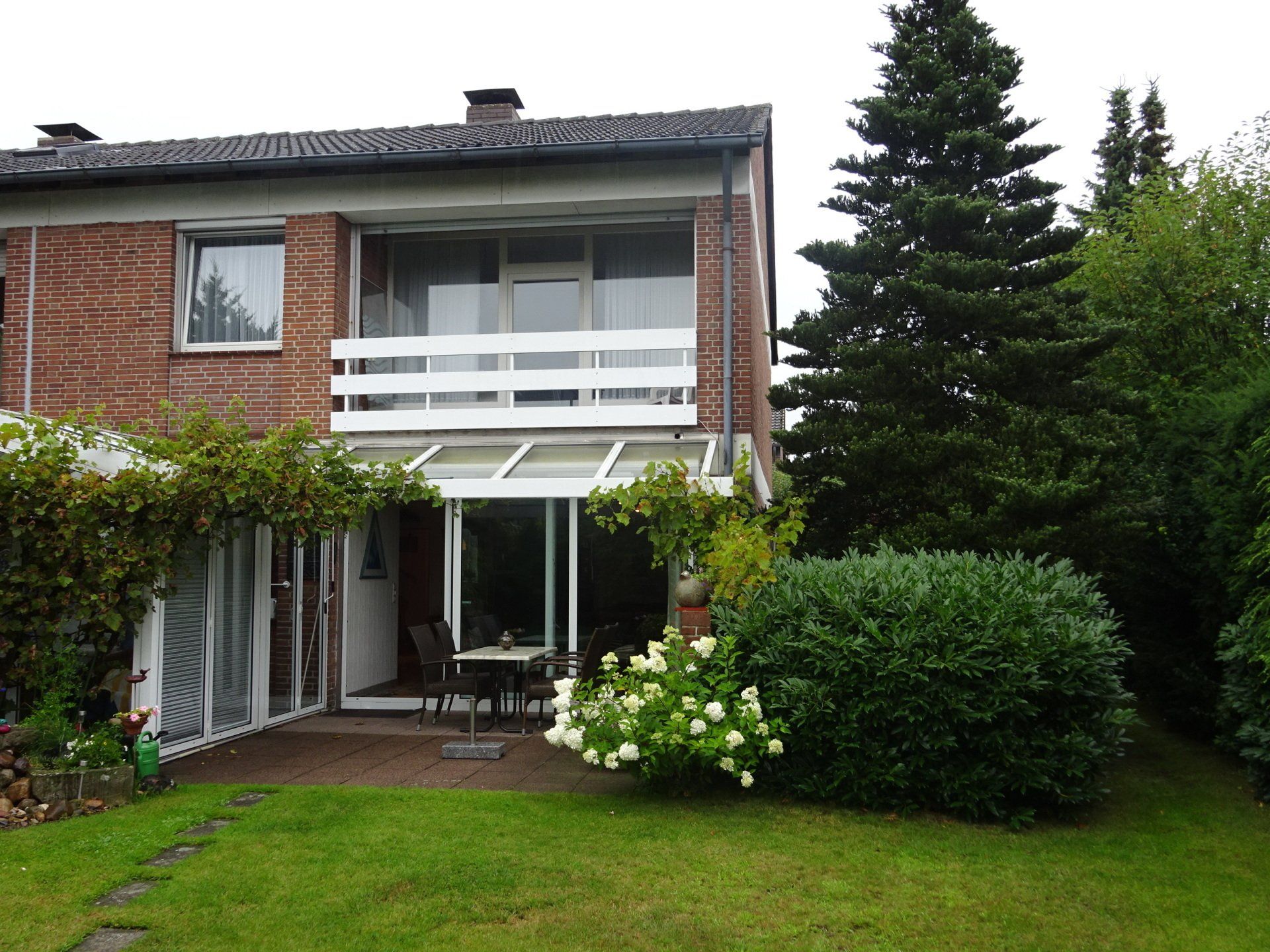 Ein großes Backsteinhaus mit einem großen Rasen davor