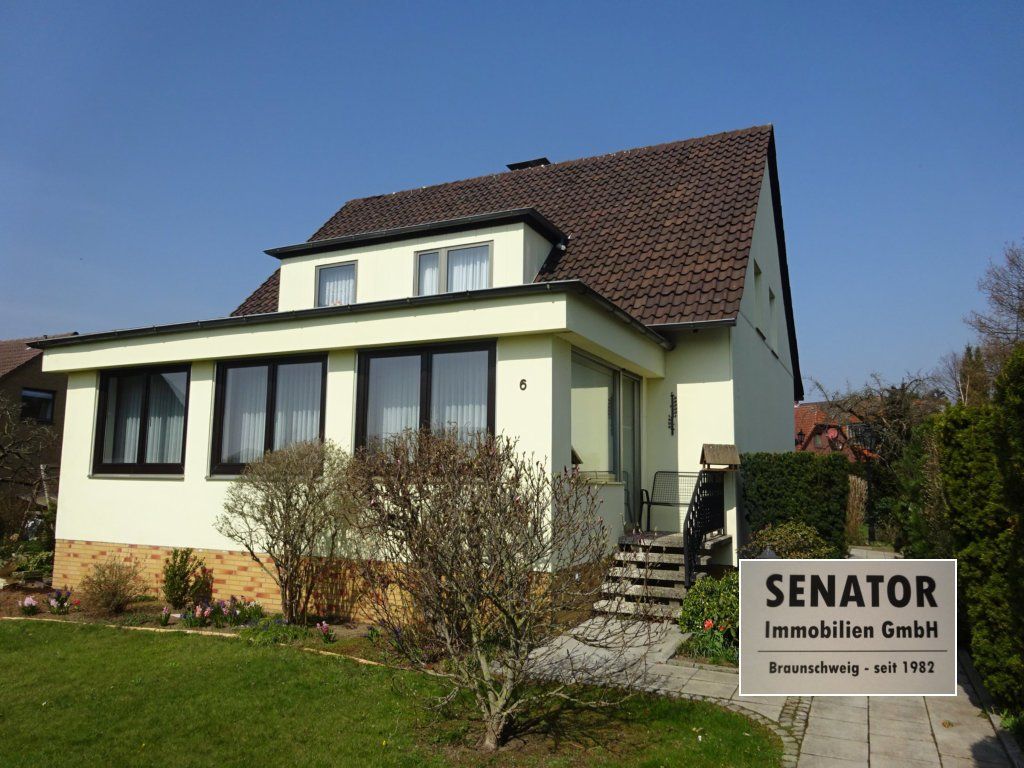 Ein Haus mit einem Schild mit der Aufschrift „Senator“