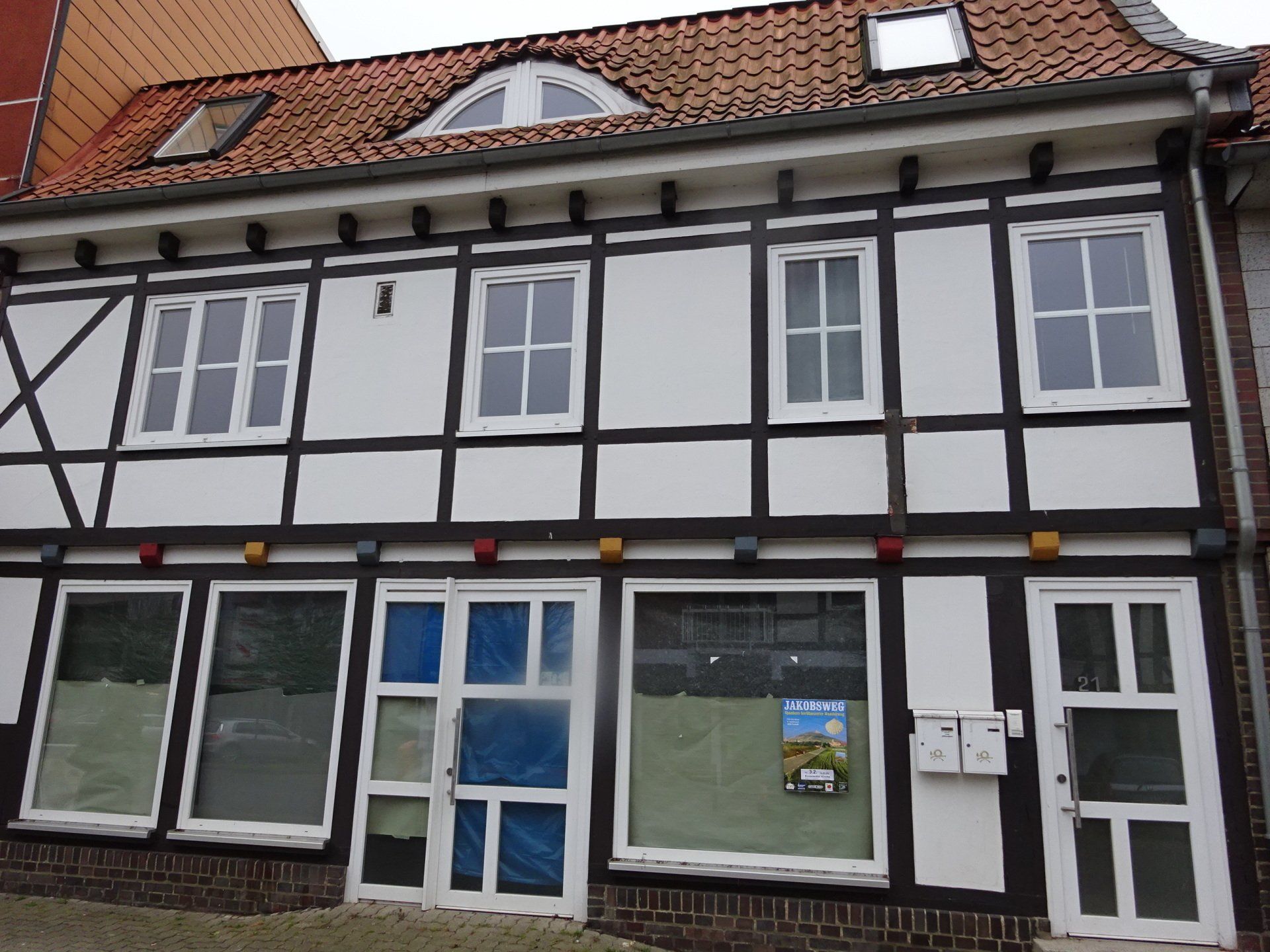 Ein Gebäude mit vielen Fenstern und einem Dach