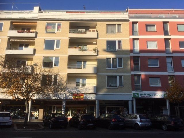 Ein Gebäude mit einem grünen Schild mit der Aufschrift „Allianz“