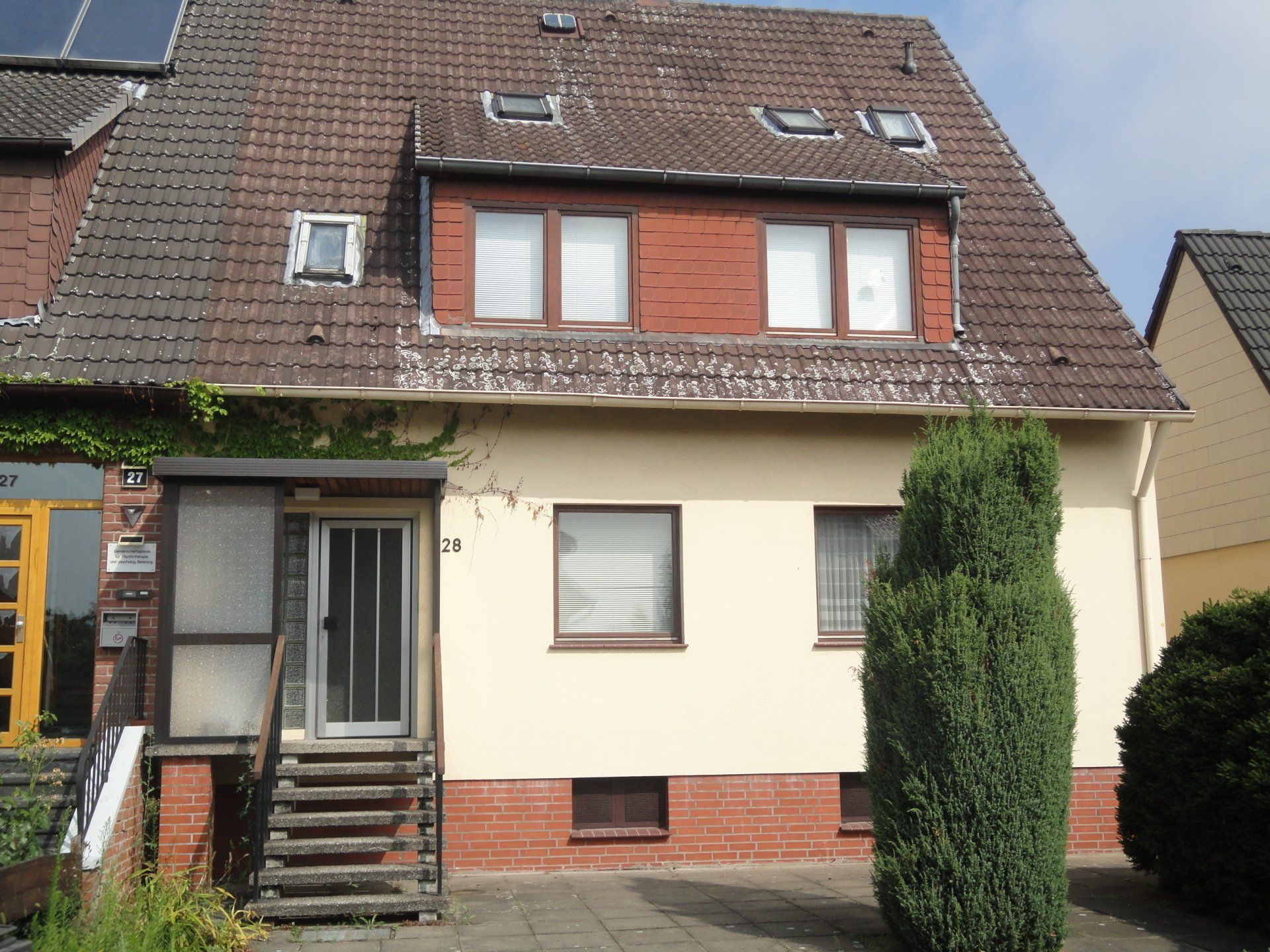 Ein Haus mit einer Treppe, die zur Haustür hinaufführt