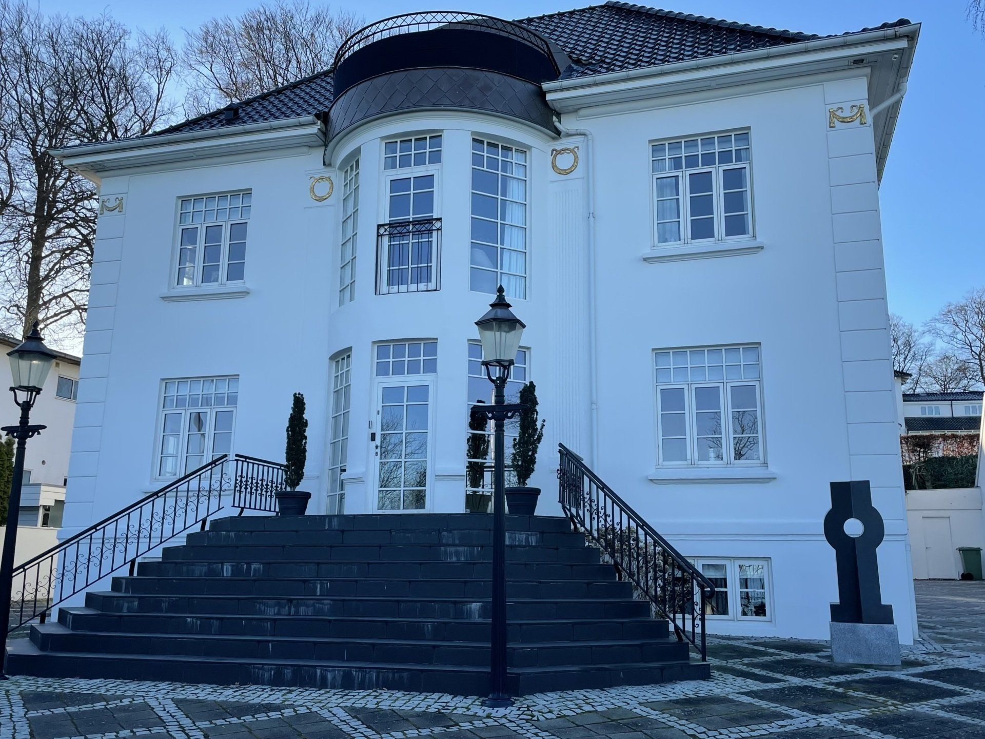 Ein großes weißes Haus mit Treppen, die hinaufführen.