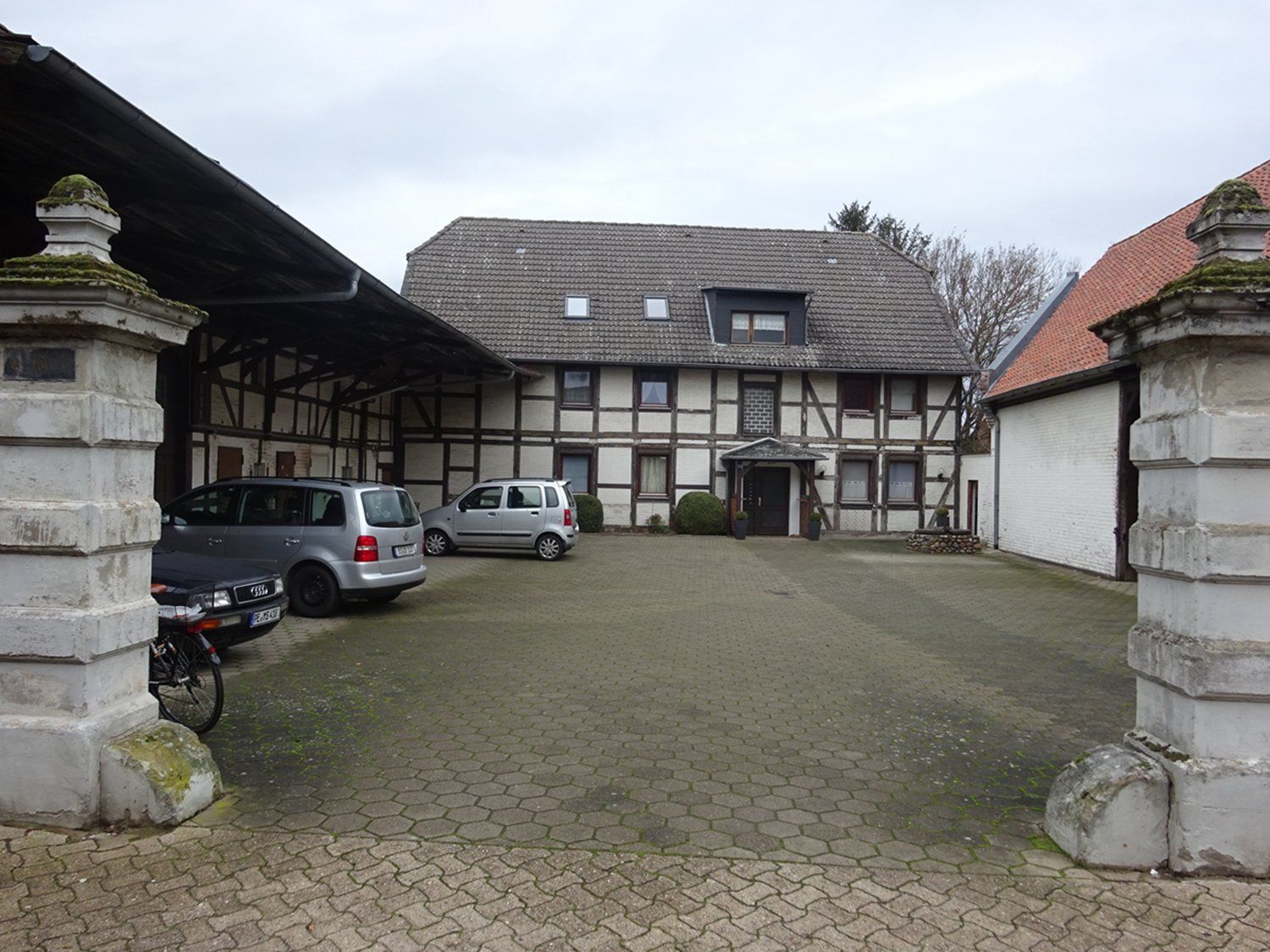 Ein großes Gebäude mit davor geparkten Autos