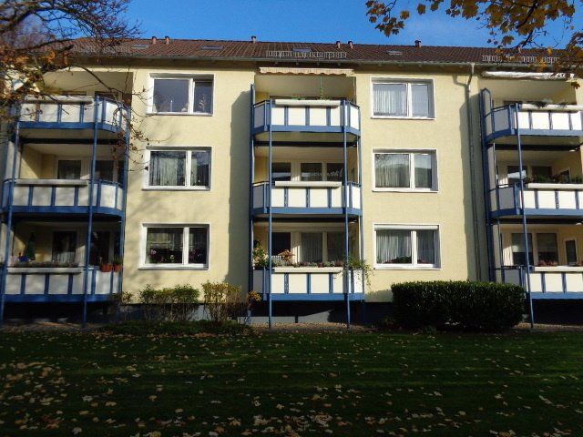 Ein Gebäude mit vielen Balkonen und Fenstern