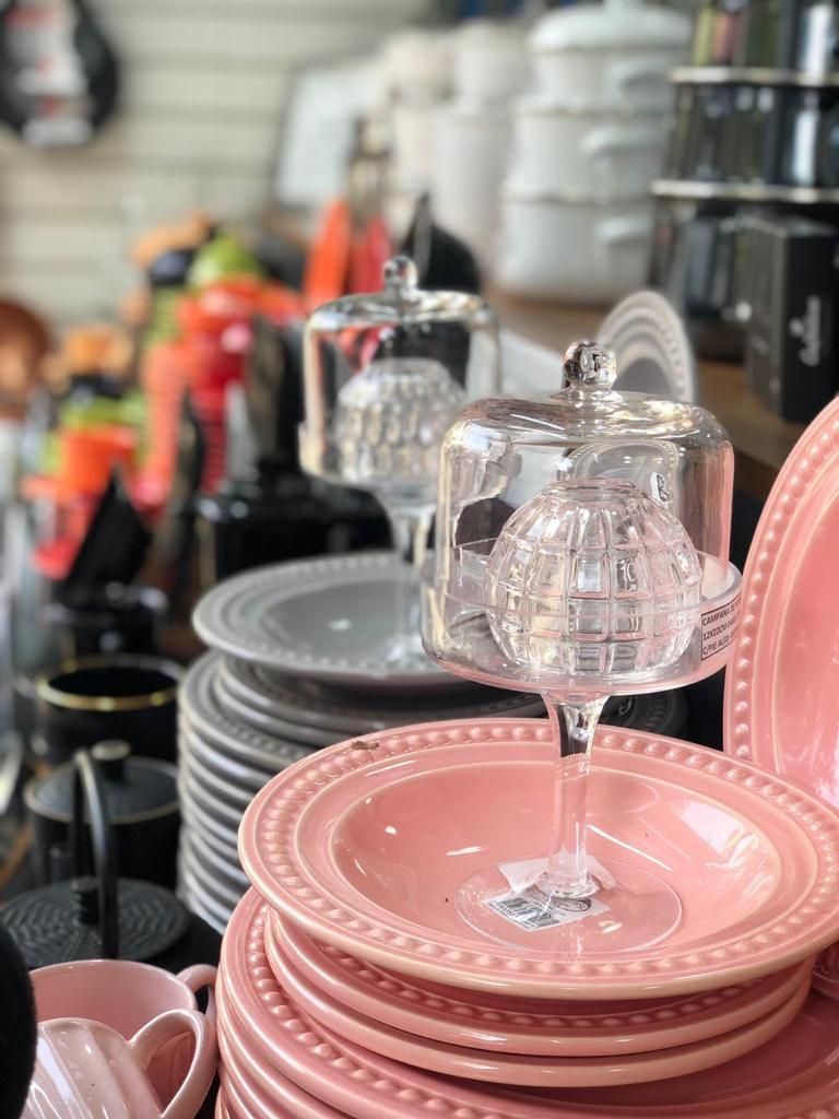 Pila de platos de cerámica de color rosa y gris