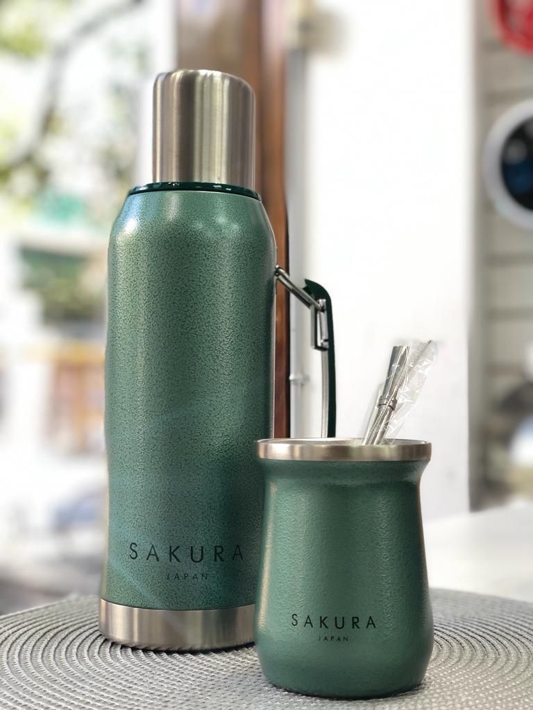 Set de termo y matero Sakura verde con bombilla y pajitas.