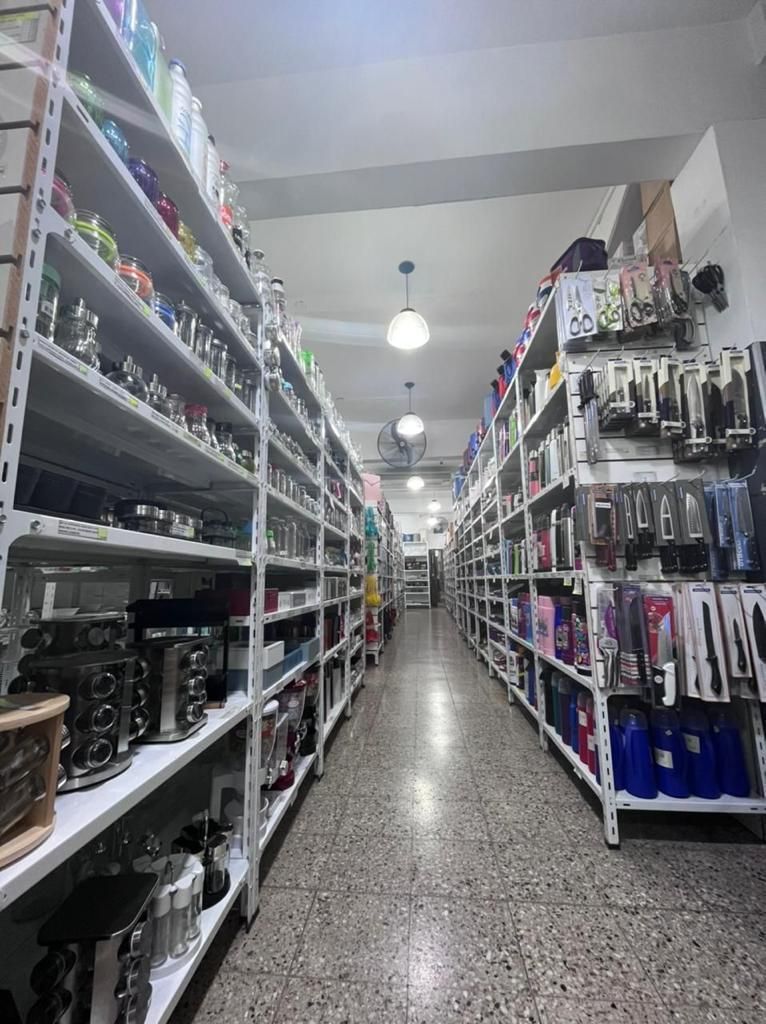 Pasillo estrecho de una tienda