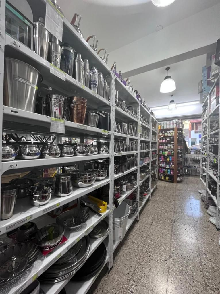 Estantes de utensilios de cocina de acero inoxidable en una tienda.