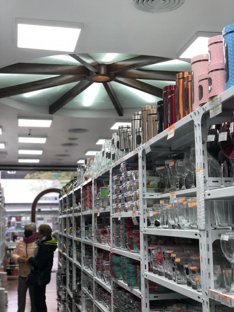 Estantes de cristalería y utensilios de cocina en una tienda. 