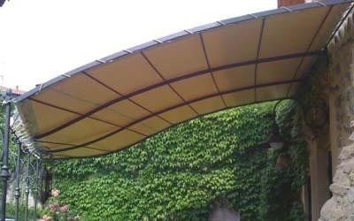 struttura in ferro esterna con telone come copertura