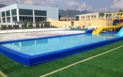 piscina con scivolo rivestita in PVC