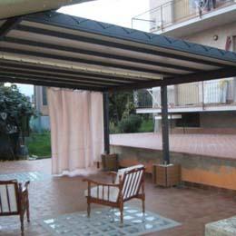 tettoia con copertura in PVC