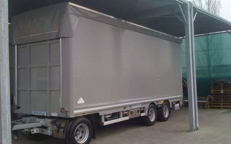 camion ditta di autostrasporti con telone di copertura