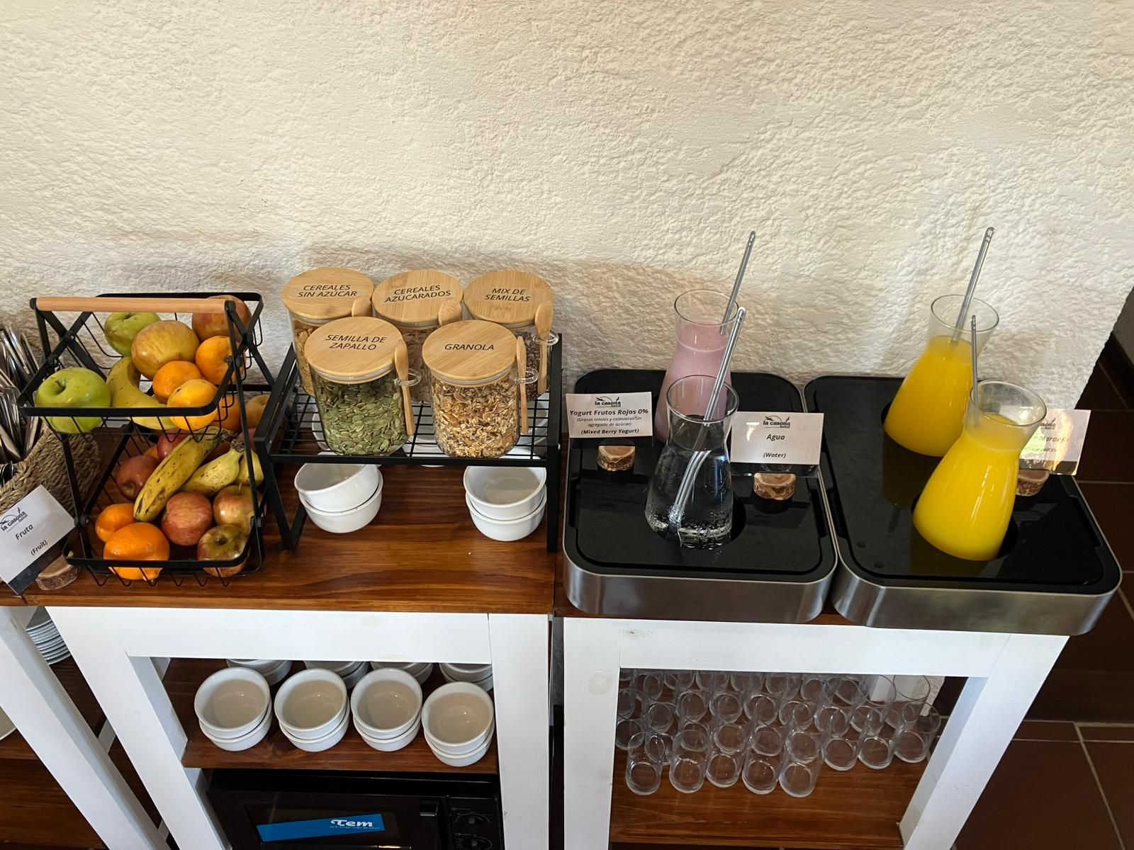 Mujer sosteniendo un teléfono inteligente, en interiores, con el fondo desenfocado de una sala de estar.