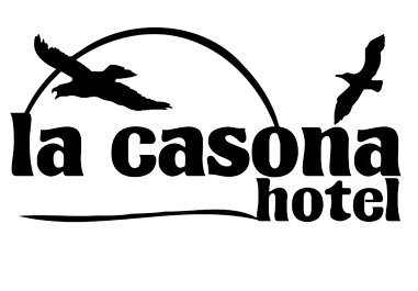 Logotipo negro: “La Casona Hotel” con dos pájaros en vuelo y una línea curva sobre el texto.