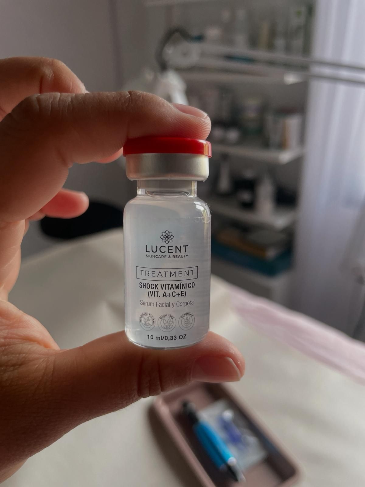 Mano sosteniendo un frasco etiquetado