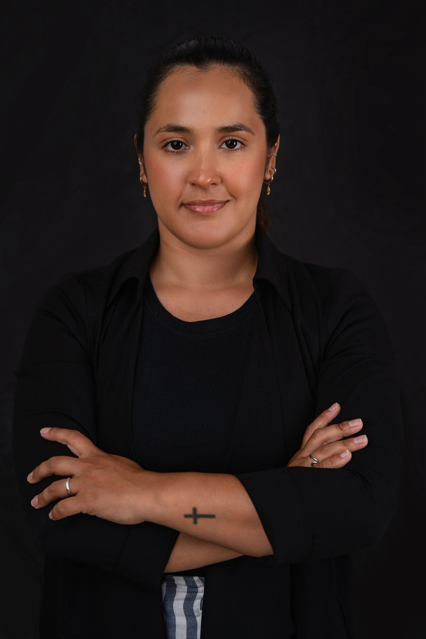 Persona recibiendo tratamiento con mascarilla facial en un spa; mascarilla de oro aplicada con brocha.