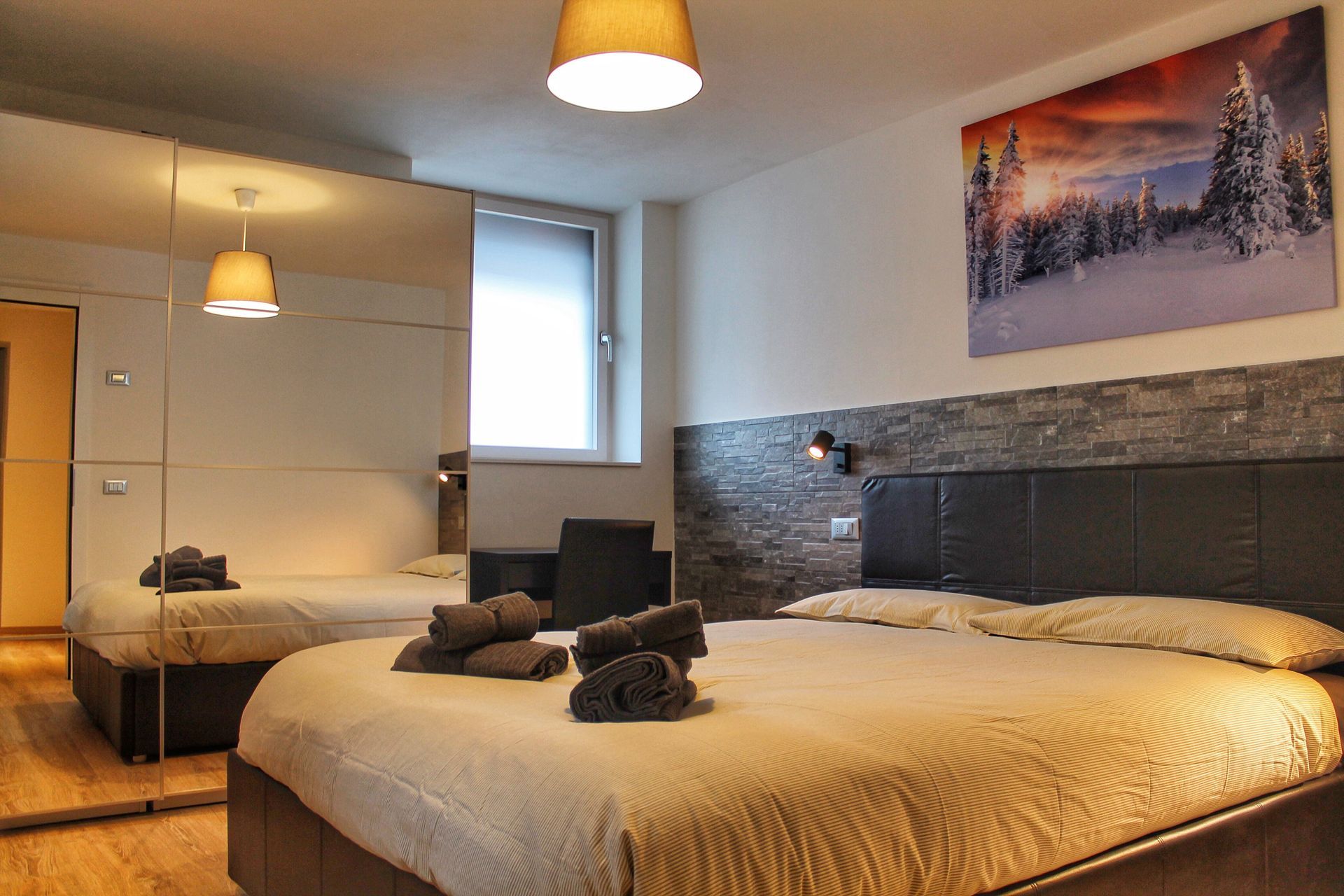 C'è un grande letto in mezzo alla stanza.