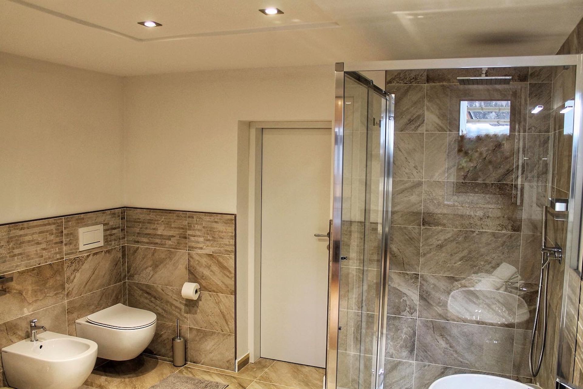 Un bagno con wc, bidet e doccia.