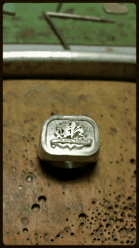 donna con collana preziosa a Firenze