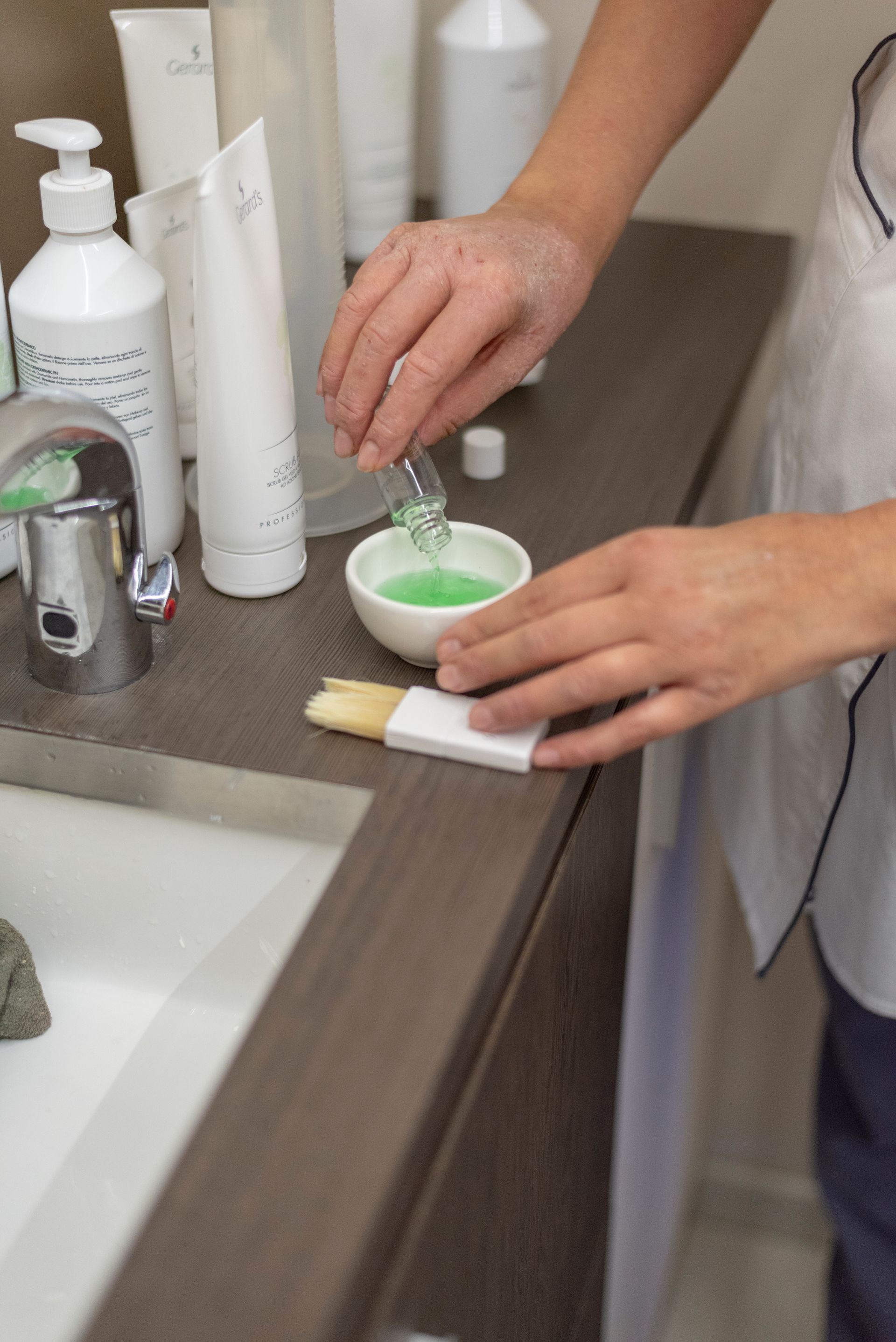 una persona sta versando un liquido verde in una ciotola