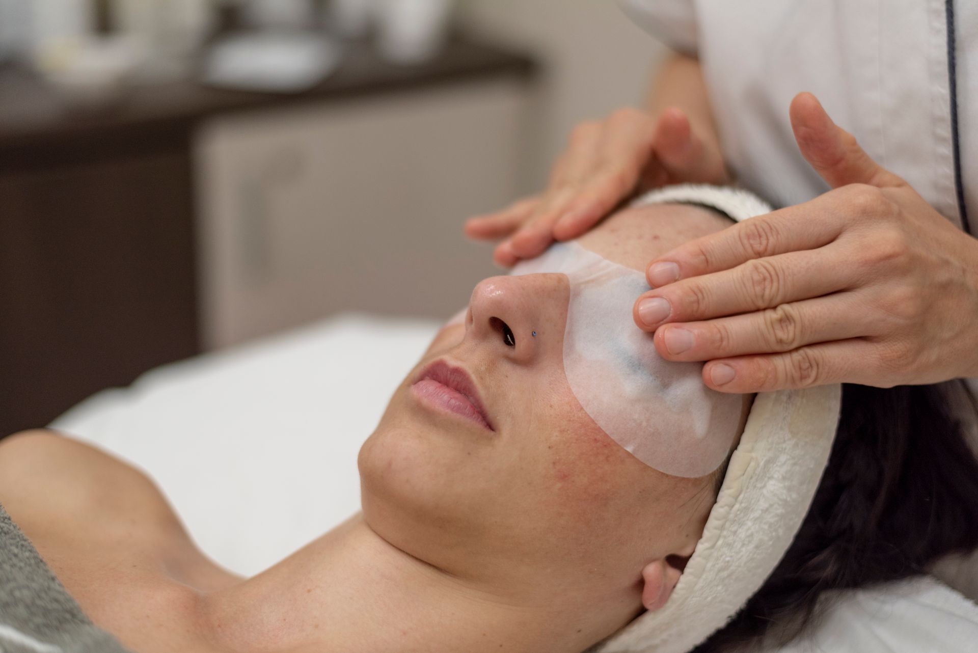 una donna sta ricevendo un trattamento per gli occhi in un salone di bellezza