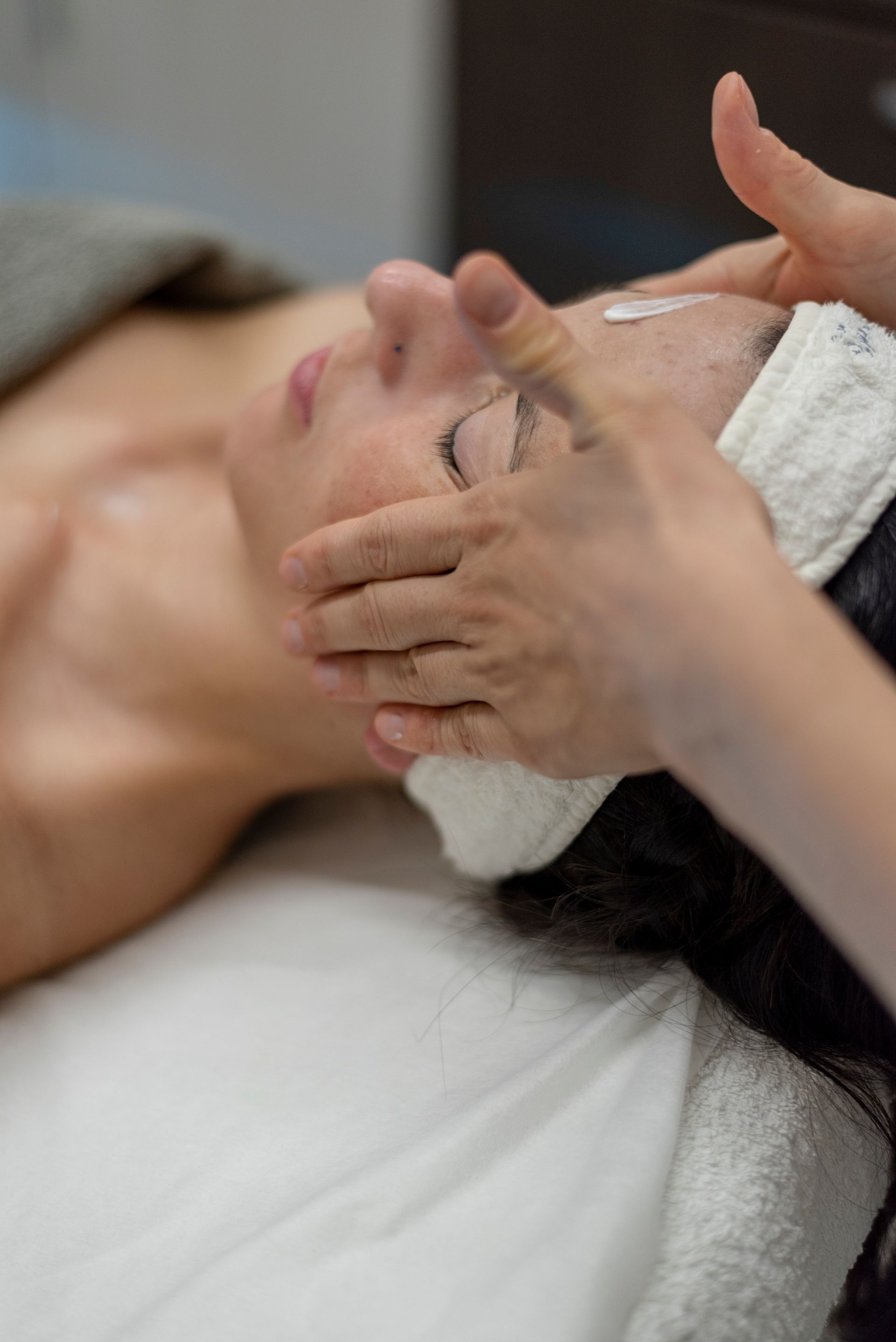 una donna sta ricevendo un massaggio al viso in un salone di bellezza