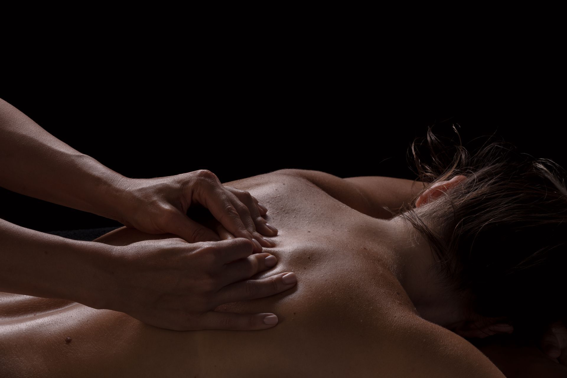 A women is receiving a massage