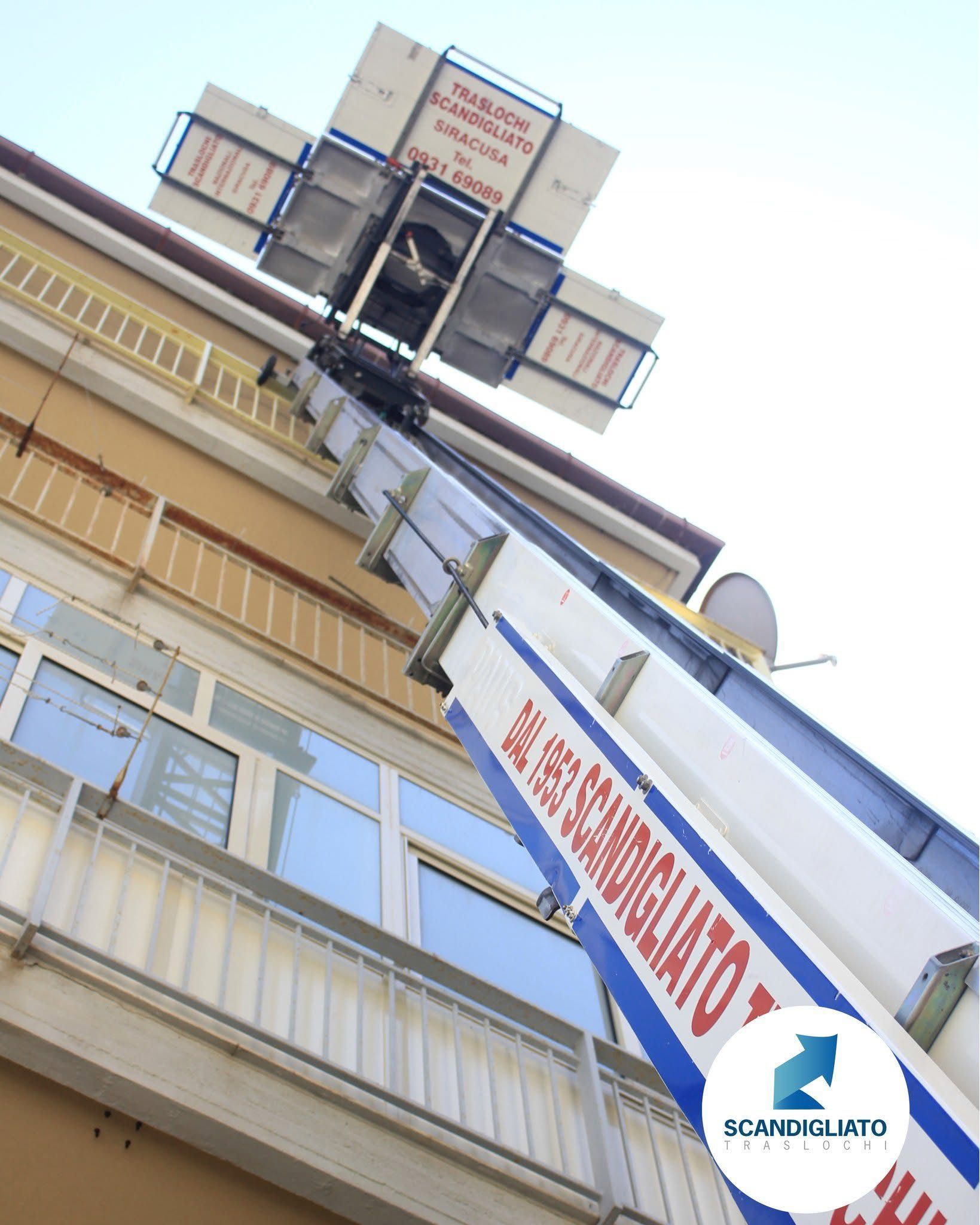 trasloco con noleggio gru