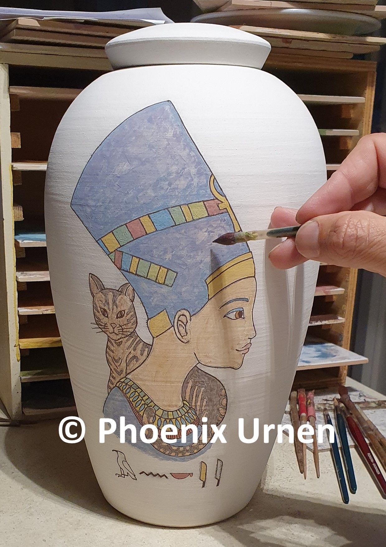 urn speciaalopdracht naar Egyptisch motief Nefertiti