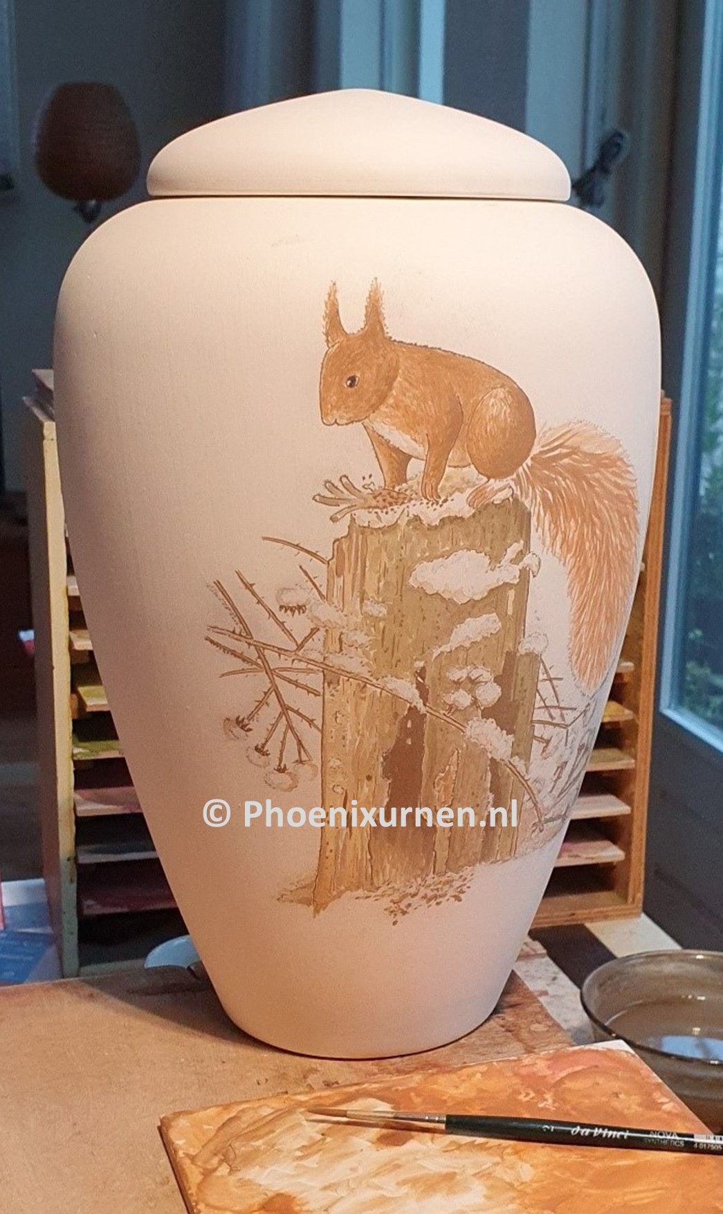 urn met eekhoorntje hand beschilderd