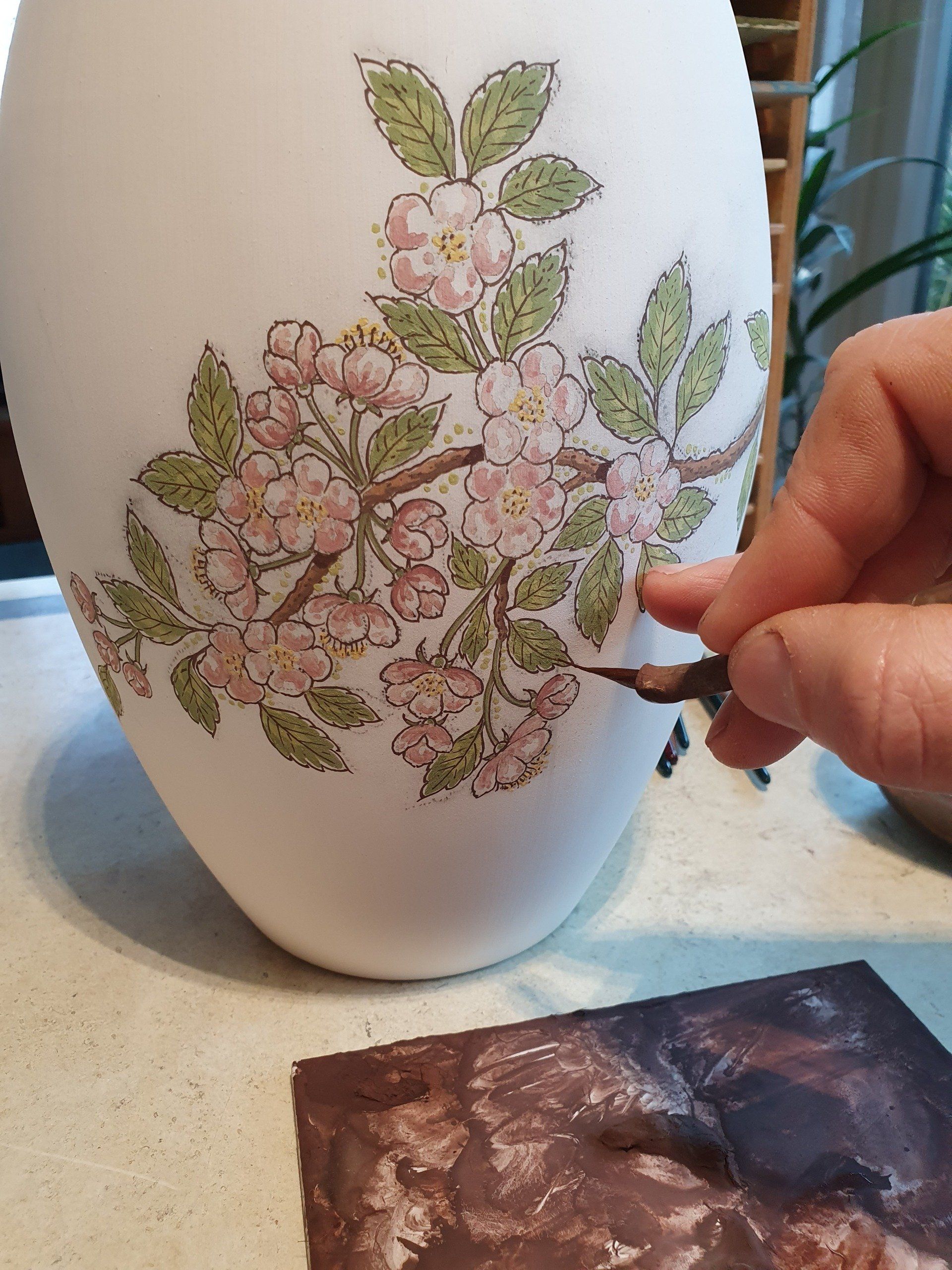 urn appelbloesem hand beschilderd