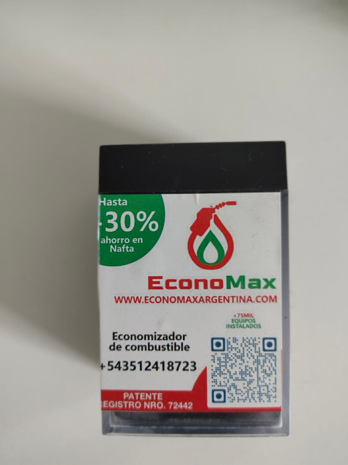 Caja negra y transparente con el logotipo