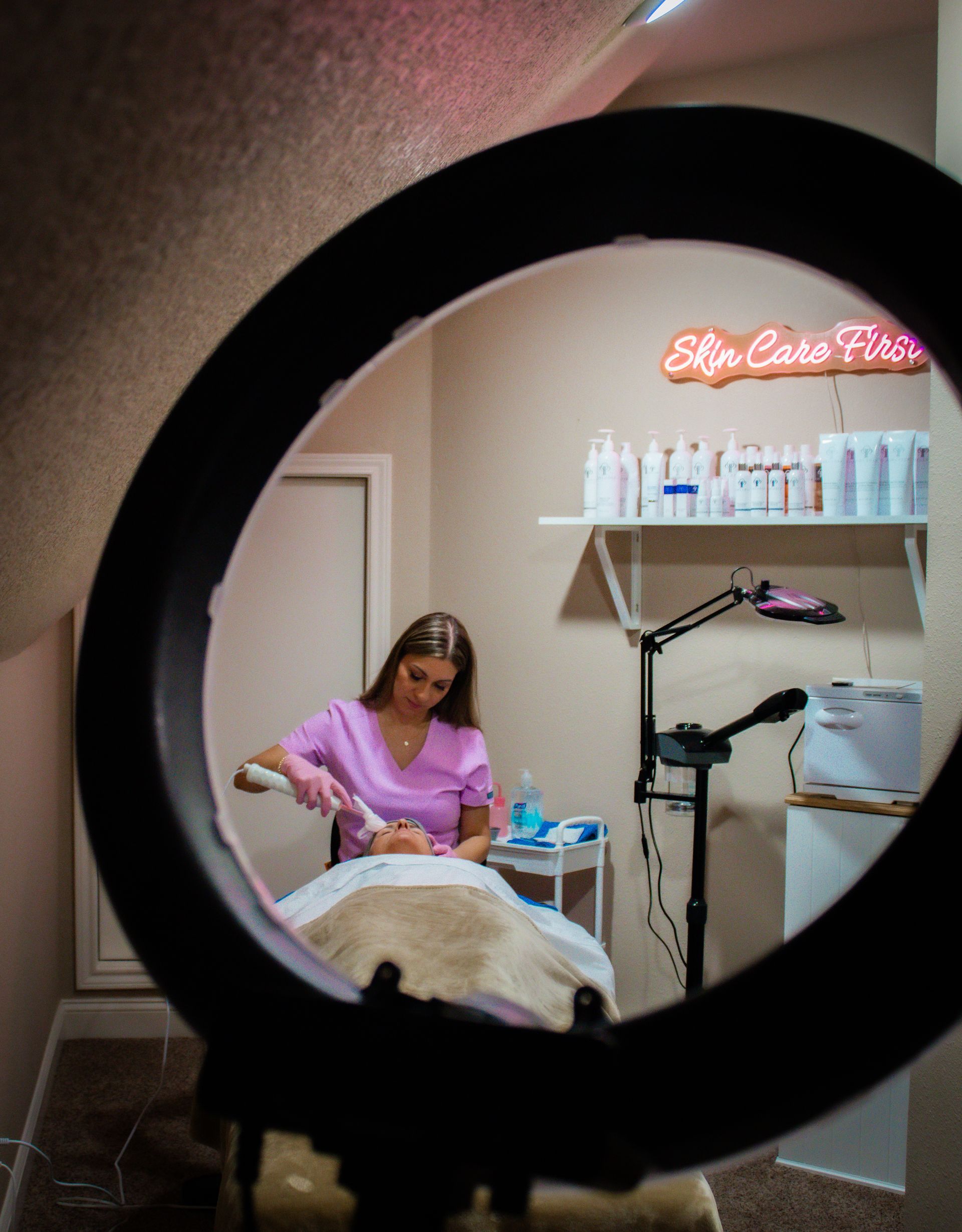 Itzel working at Unwind Aesthetics.