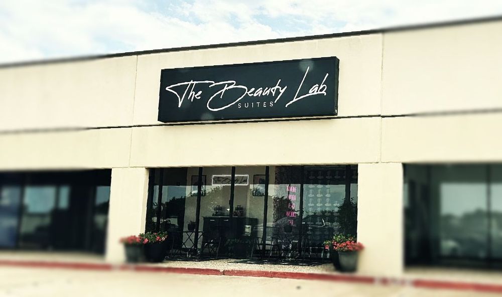 The front of a building with a sign that says the beauty lab.